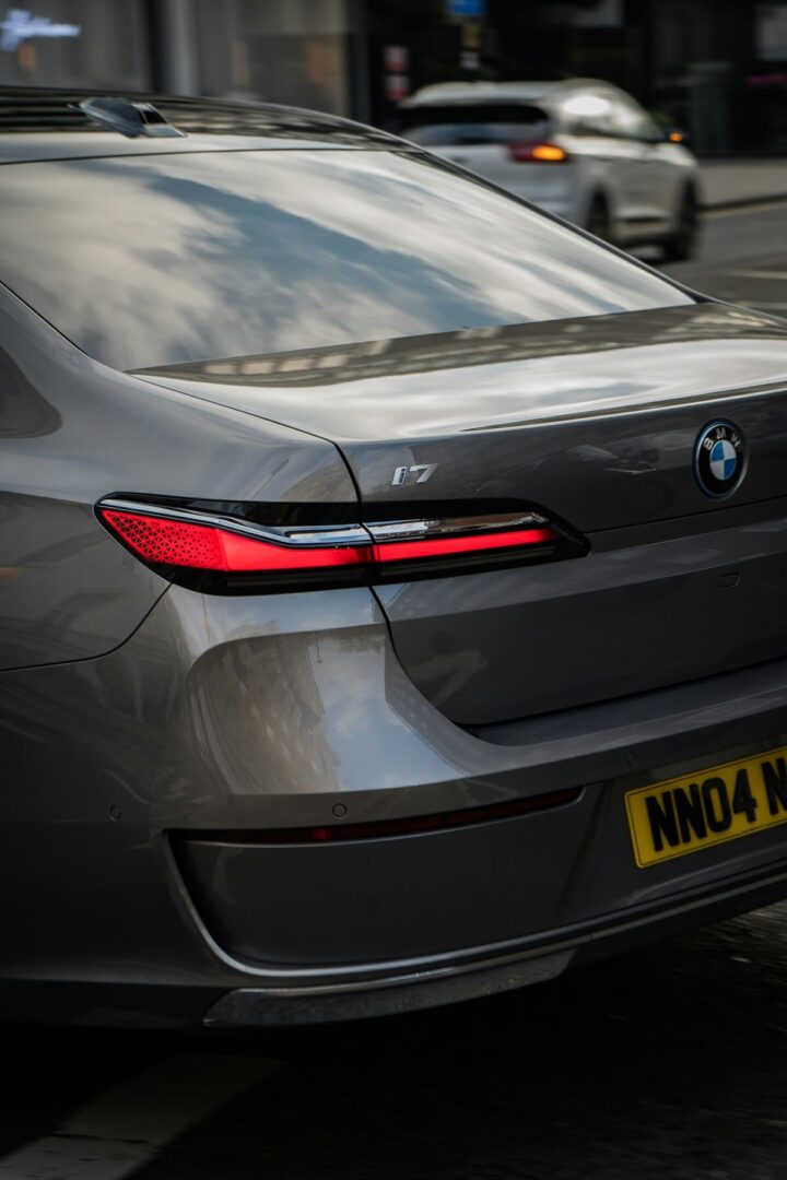 BMW i7 M70