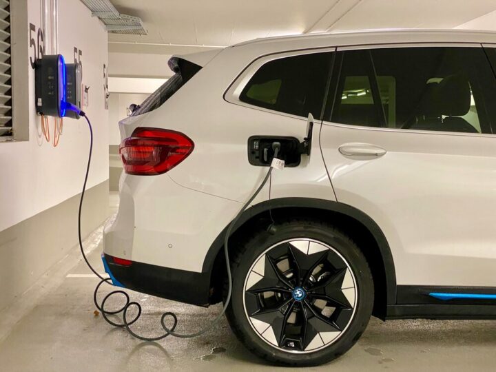 BMW iX laddar