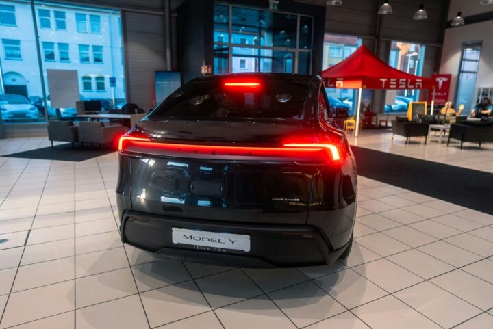 Tesla model y juniper bakände