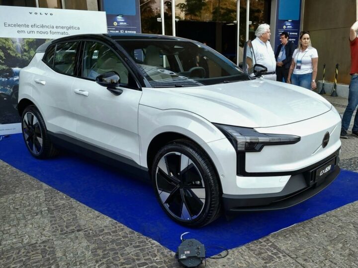 Volvo EX30 Cross Country vit