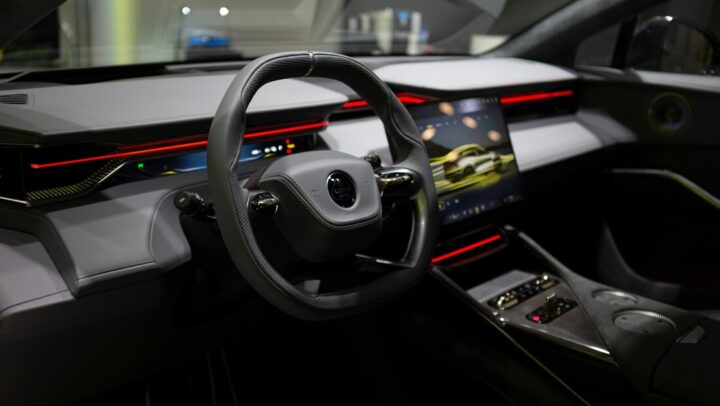 Lotus emeya interiör