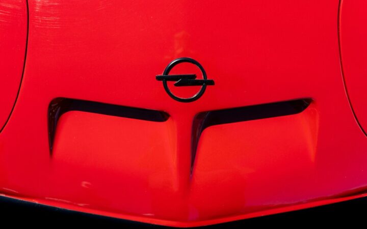 Opel Astra electric emblem
