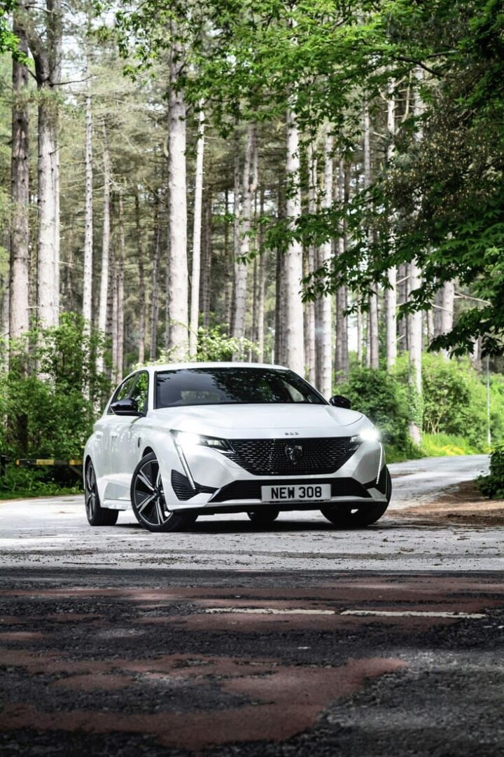 En vit peugeot e-308