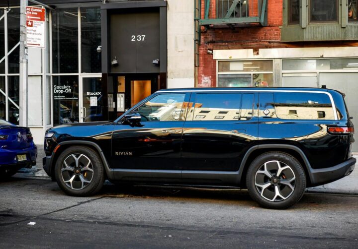 Rivian R3 svart