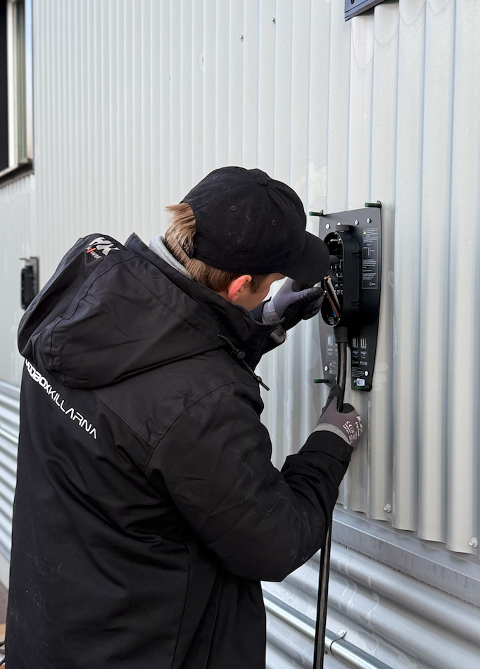 En person från laddboxkillarna som installerar en laddbox